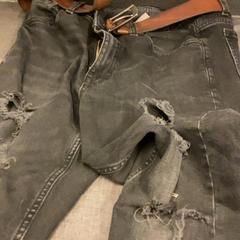 بنطلون جينز Black jeans with holes and belt، كما تم الإبلاغ عنه بواسطة MEININGER Hotel Brussels City Center عبر iLost