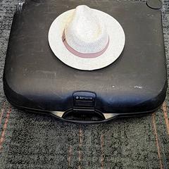 スーツケース Met hoed がiLostで Connexxion Haarlem IJmond によって報告されました