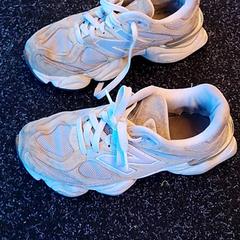 Teniska New balance witte sneakers, jak nahlášeno Schaatsbaan Rotterdam pomocí iLost