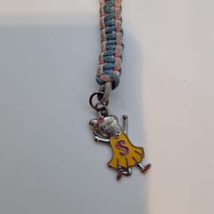 Sleutelhanger touw met hanger geel meisje met S, segons ha informat IJsselland Ziekenhuis mitjançant iLost