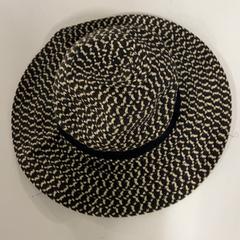 قبعة قش، كما تم الإبلاغ عنه بواسطة Silver Sands Beach عبر iLost