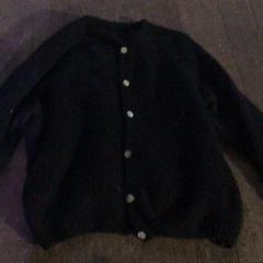 Vestje Zwart met witte knopen، كما تم الإبلاغ عنه بواسطة De Heeren van Aemstel عبر iLost