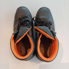 أحذية المشي لمسافات طويلة zwart met oranje bestikking; leder، كما تم الإبلاغ عنه بواسطة Regio West-Vlaanderen عبر iLost