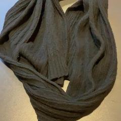 İLost kullanarak MEININGER Hotel Salzburg City Center tarafından bildirildiği gibi Scarf Black