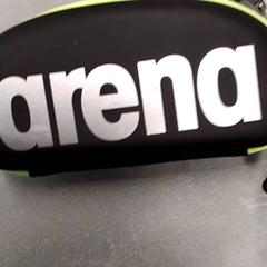 안경이 있는 안경 케이스 Zwart groen rand, iLost를 사용하여 Arriva Friesland / Groningen에 보고됨