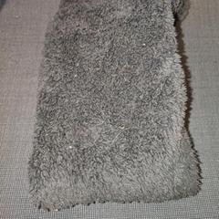 Tour de cou gris foncé en polaire, a été signalé par IKEA Mons utilisant iLost