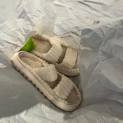 Slippers beige, segons ha informat Van der Valk Hotel Breukelen mitjançant iLost