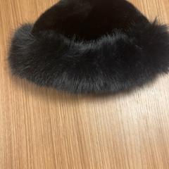 Beanie Zwart met bont, jak nahlášeno Pathé Buitenhof pomocí iLost