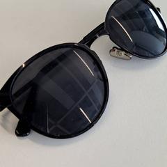 Gafas de sol Lunettes soleil, segundo informou IKEA Rouen Tourville-La-Rivière usando iLost