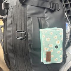 Black backpack and wallet, iLost-i jakinarazi zaion moduan