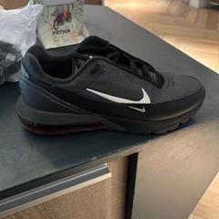 Sapatos, como reportado por Van der Valk Hotel Assen utilizando o iLost