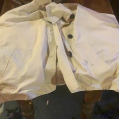 Pantalones cortos Beige, paar scheurtjes, ha sido reportado por Café Leentje con iLost