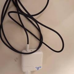 Adapter Wit met zwart snoer, rapporterat av HvA Amstelcampus med iLost