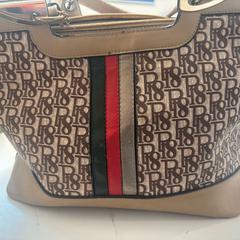 Bolsa, ha sido reportado por Avonturenpark Hellendoorn con iLost