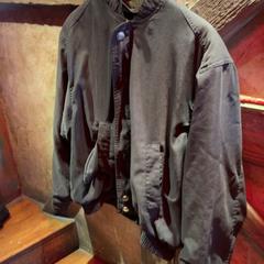 Chaqueta Black, segundo informou Club Nyx/Exit Café usando iLost