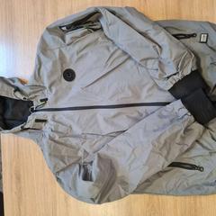 السترة، كما تم الإبلاغ عنه بواسطة Breda University of Applied Sciences Mgr. Hopmansstraat عبر iLost