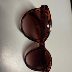 Occhiali da sole, come riportato da TheaterHangaar utilizzando iLost