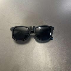 Ulleres de sol Zwart, segons ha informat Gebo Tours mitjançant iLost