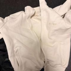 Pulóver, amint azt Ramada by Wyndham Amsterdam Airport Schiphol az iLost segítségével jelentette.