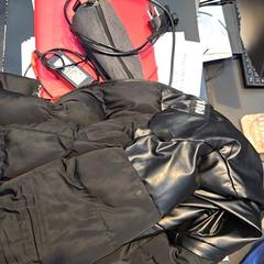 Jacke, Etui, Mappe & Laptop-ladegerät, gemeldet von Universiteit Gent - Faculteitsbibliotheek LW über iLost