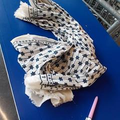 Echarpe Blanche et bleue, come riportato da IKEA Rennes - Pacé utilizzando iLost