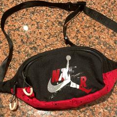 Ronyonera Rood/Zwart Nike, segons ha informat Pathé Nijmegen mitjançant iLost