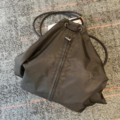 Rugzak Zwart، كما تم الإبلاغ عنه بواسطة Connexxion Amstelland-Meerlanden Schiphol Zuid عبر iLost