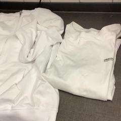 Pulóver White sweater and t shirt, amint azt MEININGER Hotel Brussels City Center az iLost segítségével jelentette.