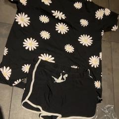 Short et t-shirt, a été signalé par MEININGER Hotel Amsterdam City West utilisant iLost