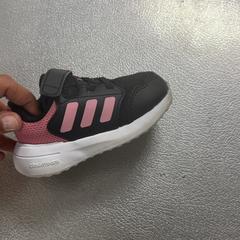 くつ Adidas schoen zwart/roze がiLostで IKEA Amsterdam によって報告されました