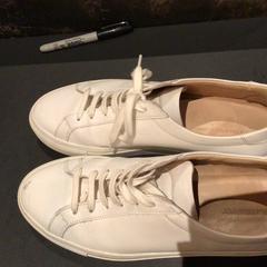 Des chaussures Suitsupply, a été signalé par Van der Valk Hotel Amsterdam Zuidas utilisant iLost