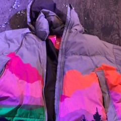 Dzseki Grijs met roze, amint azt De Heeren van Aemstel az iLost segítségével jelentette.