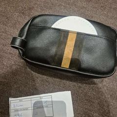 Kosmetikkveske, som rapportert av The Dominican ved bruk av iLost