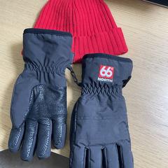 Rode muts van bekend merk en handschoenen, como reportado ao iLost