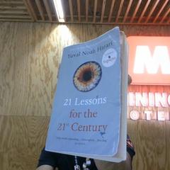 Book from Yuval Noah Harari / grey, as reported by MEININGER Hotel Innsbruck Zentrum using iLost