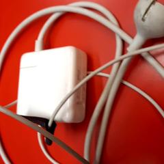 Laptop oplader, zoals gemeld door UvA REC met iLost