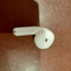 Airpod blanc, come riportato da TCL utilizzando iLost