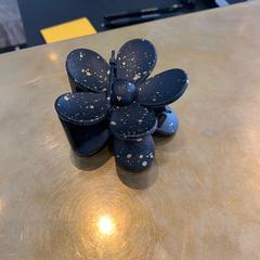 Haarklip Bloem vormig / zwart met gele spikkels, segundo informou Van der Valk Hotel Amsterdam-Amstel usando iLost