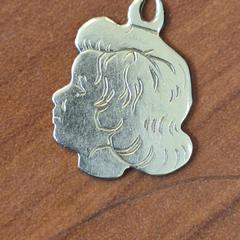 Klein hangertje, amulet, come riportato a iLost