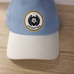 Sapka Lichtnlauw .Met creme klep, amint azt IKEA Breda az iLost segítségével jelentette.