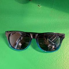 Lunettes de soleil Bleue et noire がiLostで IKEA Grenoble によって報告されました