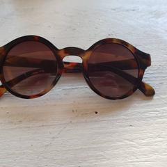 İLost kullanarak DierenPark Amersfoort tarafından bildirildiği gibi Güneş gözlüğü