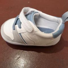 Chaussures de bébé blanche et bleu، كما تم الإبلاغ عنه بواسطة TCL عبر iLost