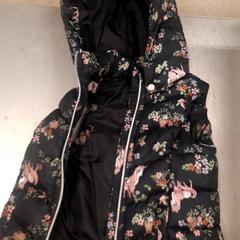 Roupa & Colete Svart, como reportado por IKEA Linköping utilizando o iLost
