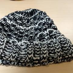 Kleding - Muts wit/zwart, jak nahlášeno Centraal magazijn pomocí iLost