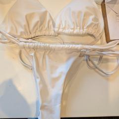 Bikini, segundo informou Inntel Hotels Utrecht Centre usando iLost