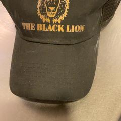 Casquettes Noire et doree, come riportato da MEININGER Hotel Marseille Centre la Joliette utilizzando iLost