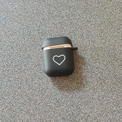 Apple airpods, wit met zwart hoesje met hartje, as reported to iLost