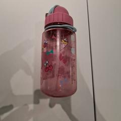 飲用ボトル Roze がiLostで IKEA Wilrijk によって報告されました