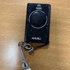 Afstandsbediening garage  met eifeltoren hangertje, amint azt VITAZ campus Sint-Niklaas az iLost segítségével jelentette.